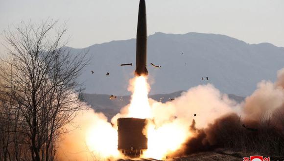 Un misil en un ferrocarril se lanza durante simulacros de disparo según los medios estatales, en un lugar no revelado en Corea del Norte, en esta foto publicada el 14 de enero de 2022 por la Agencia Central de Noticias de Corea del Norte (KCNA). (REUTERS).