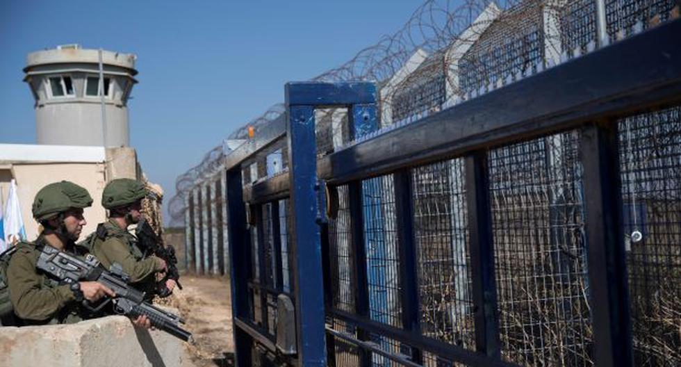 Soldados israelíes hacen guardia junto al cruce fronterizo entre la provincia siria de Al Quneitra e Israel, en los Altos del Golán. (Foto referencial: EFE)