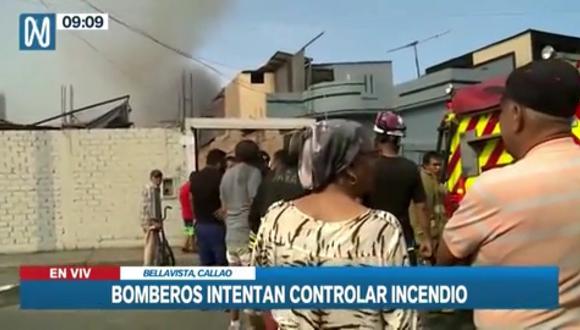 Bomberos intentan controlar incendio en el Callao. (Foto: Canal N)