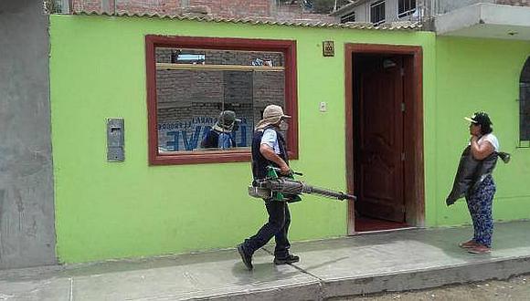 Fumigan casas por dengue. Foto: GEC/referencial