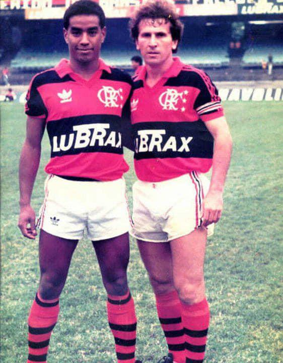 Marcelo junto a Zico, el gran crack del fútbol brasileño que fue considerado el sucesor del 'Rey' Pelé. (Foto: Facebook)