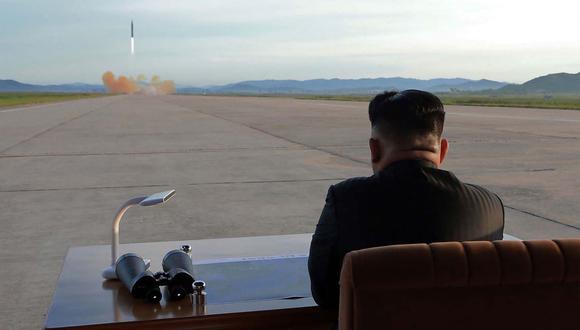 Kim Jong-un dirige el lanzamiento de un misil. (STR / KCNA VIA KNS / AFP).
