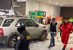 Surco: chofer pierde el control y choca vehículo contra supermercado
