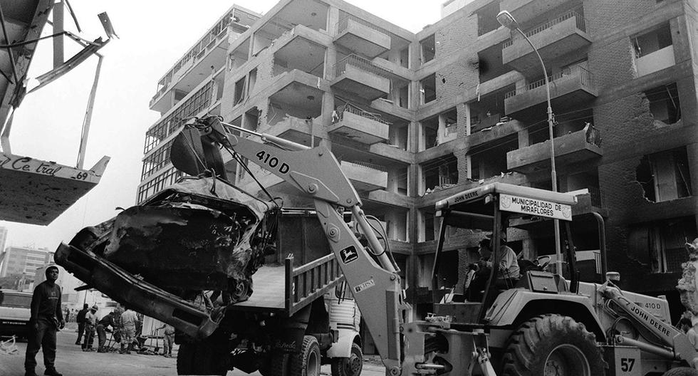 Miraflores, 17 de julio de 1992. Al día siguiente de los luctuosos hechos, una grúa retira los restos de un auto en la zona del atentado en la calle Tarata, en Miraflores. (Foto: GEC Archivo Histórico).