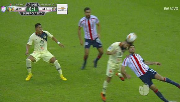 En el América vs. Chivas de Guadalajara, se dio un tremendo choque entre Jair Pereira y Oribe Peralta. (Foto: captura de video)