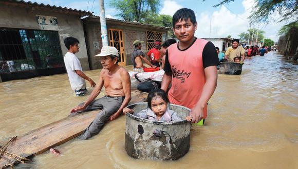 Los vecinos de Pedregal Grande, en Catacaos, caminaron 15 cuadras y usaron ollas como balsas para escapar de las áreas inundadas.