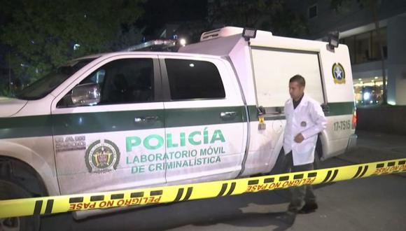 Un forense trabaja en la escena del crimen donde un ingeniero perdió la vida tras recibir un disparo de un sicario en Colombia. (Foto AFP).