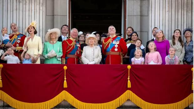 Miembros de la Familia Real celebrando el cumpleaños oficial de la reina en el Palacio de Buckingham en 2019. (PA MEDIA).