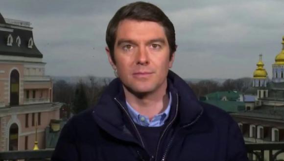 El periodista de Fox News, Benjamin Hall, resultó herido en Ucrania el lunes mientras informaba sobre la invasión rusa. (Fox News)