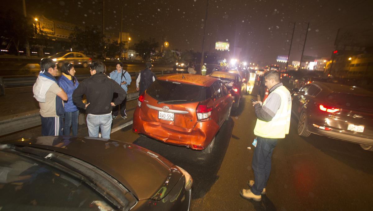 RETORNO DE VEHICULOS LUEGO DE FERIADO LARGO POR FIESTAS PATRIAS
LLUVIA PROVOCA CHOQUE MULTIPLE EN LA PANAMERICANA SUR KM 11,5 FRENTE AL MALL DEL SUR
CINCO VEHICULOS QUE RETORNABAN DEL SUR IMPACTARON EN FILA