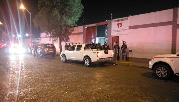 Los agentes fueron agredidos por más de 30 internos del correccional que intentaron escapar saltando los muros que conectan al lugar con el terminal terrestre de Santa Cruz. (Foto: Johnny Aurazo)