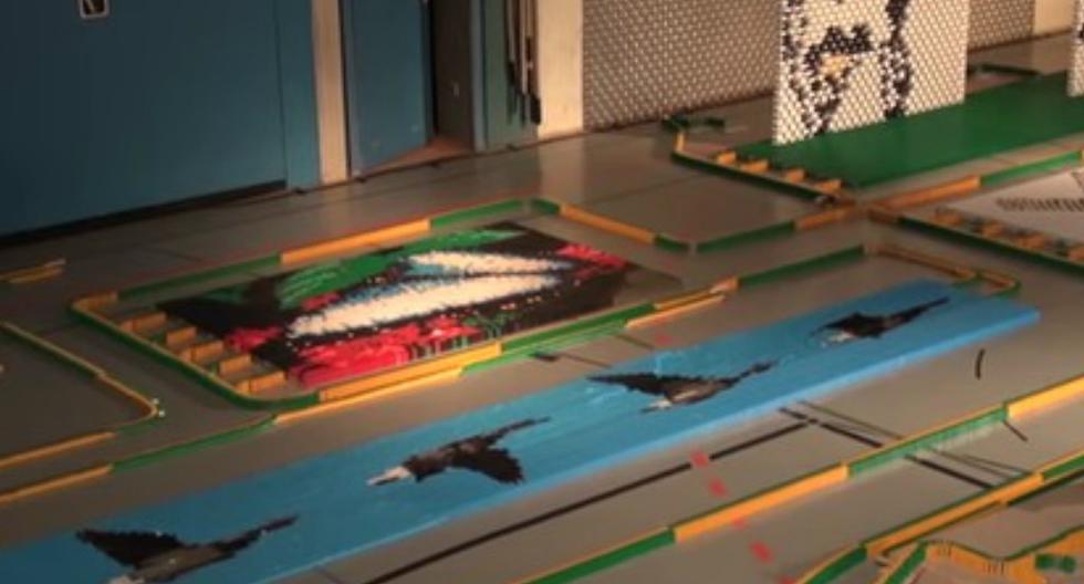 Más de 500,000 piezas de dominó se utilizaron para este gran proyecto que dejó sorprendidos al mundo entero. (Foto: Captura YouTube)