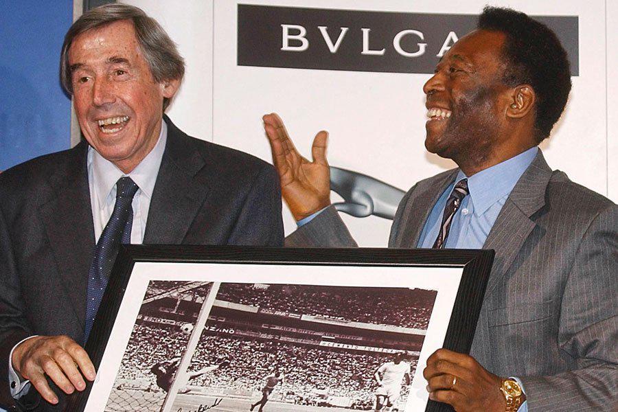 Gordon Banks y Pelé recordando, a través de un recuadro, la atajada del siglo. (Foto: AFP)