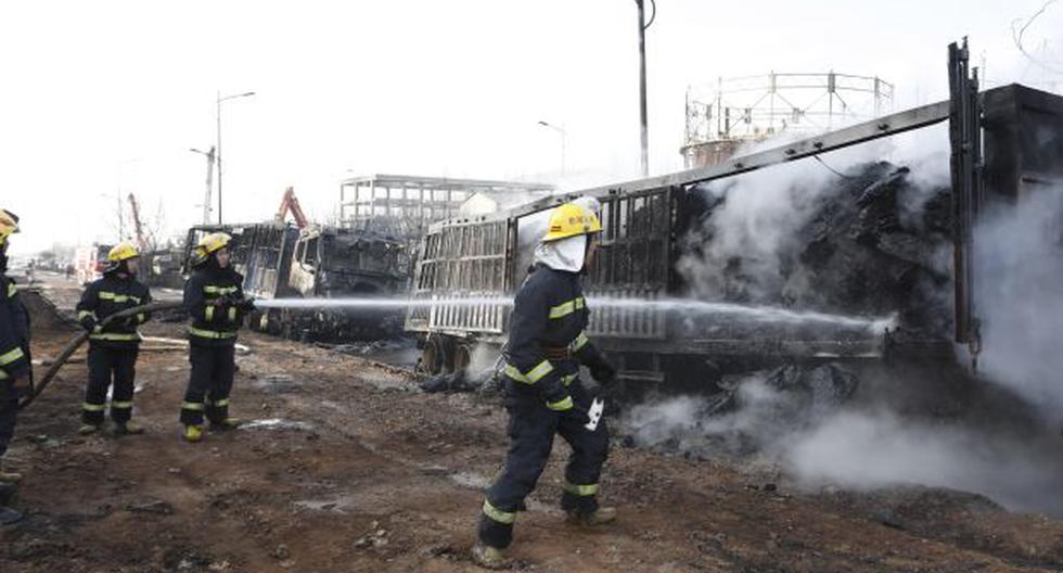 Miembros del cuerpo de bomberos extinguen las llamas tras una explosión cerca de una planta química en Zhangjiakou. (Foto: EFE)