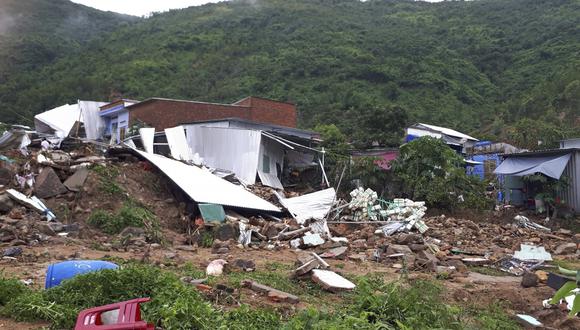 Las fuertes lluvias causaron riadas y avalanchas de tierra que sepultaron al menos 12 viviendas en varias zonas de la ciudad costera de Nha Trang, uno de los enclaves más turísticos del país. (AP)