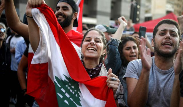 Los libaneses celebran la renuncia del primer ministro Saad Hariri. (AFP / Patrick BAZ).