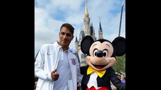 Paolo Guerrero con Mickey: representó a Corinthians en Disney