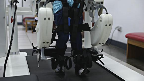 EC | Locomat: la terapia robótica como alternativa en Perú para que los niños caminen