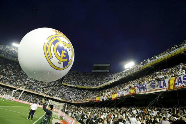 La afición del Real Madrid minutos antes de la final entre el Real Madrid y Barcelona en la Copa del Rey 2010/11 en el Estadio de Mestalla. (Foto: EFE)