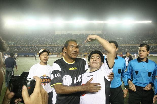 Diego Armando Maradona saludando efusivamente a Julio Meléndez, su ídolo de Boca Junior, antes del partido de exhibición “La noche del 10”. Lima, 4 de mayo de 2006. (GEC Archivo)