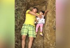 ¿Por qué este padre juega con su pequeña hija dentro de una tumba?