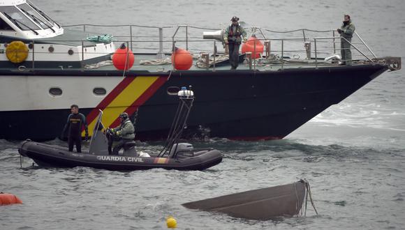 La proa de un submarino utilizado para transportar drogas surge ilegalmente cuando los buzos de la Guardia Civil española trabajan para reflotarlo en Aldan, en el noroeste de España, el pasado 25 de noviembre de 2019.  (AFP)
