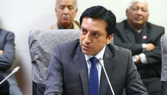 Gilbert Violeta descartó que se esté evaluando cambiar el nombre del partido Peruanos por el Kambio. (Foto: Congreso de la República)