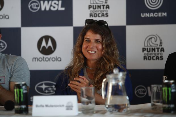 Sofía en la mesa principal de la conferencia de prensa del Punta Rocas Open Pro. (Foto: Jorge Cerdan / GEC)