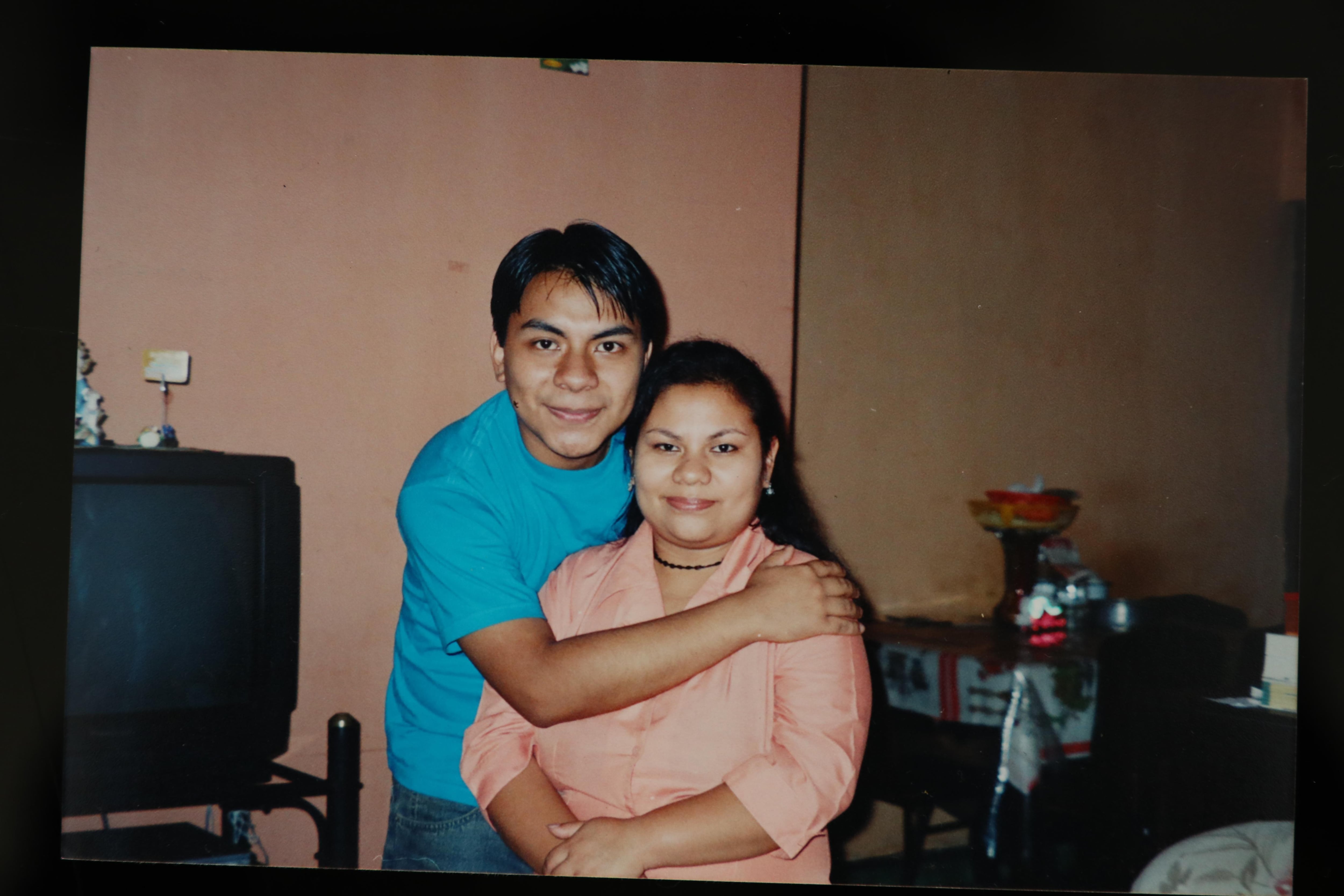 Moisés Piscoya junto a su hermana Mónica quien tiene discapacidad auditiva. Ella lo crió luego de la muerte de su madre y por eso su lengua materna es la lengua de señas. (Foto: Archivo personal)