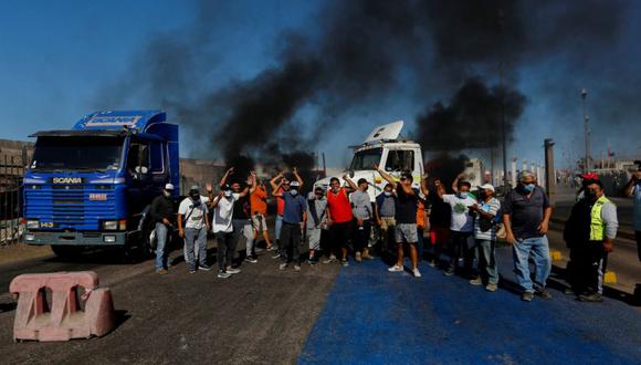Manifestantes bloquean las calles mientras participan en una manifestación contra los migrantes y la delincuencia después de que un camionero fuera asesinado por migrantes, según medios locales, en Iquique, Chile. (Foto: REUTERS / Alex Diaz/ Archivo).