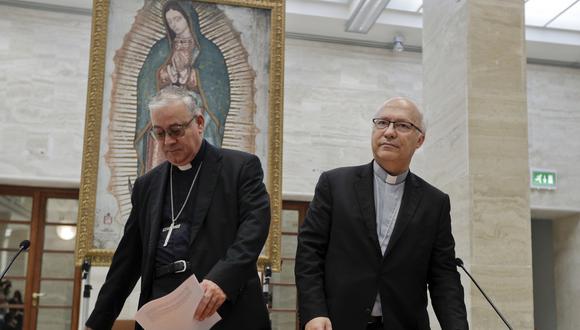 Miembros de la Conferencia de Obispos de Chile Luis Fernando Ramos Pérez, derecha, y Juan Ignacio González, se reúnen con los periodistas en el Vaticano. (Foto: AP)