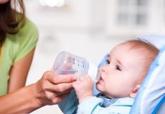 ¿Es bueno darle agua a los bebés menores de seis meses?