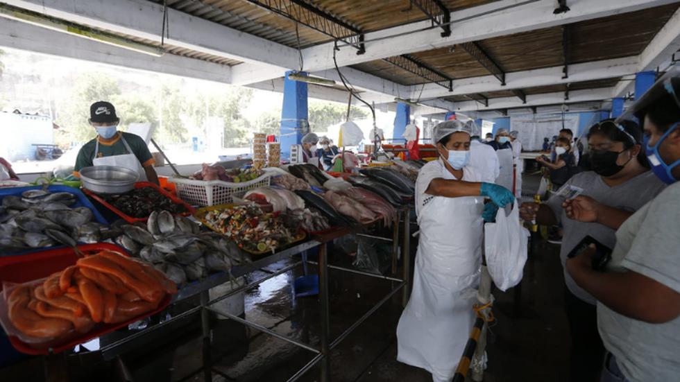 A diferencia de otros años, el terminal pesquero de Chorrillos recibe este Viernes Santo menos clientes interesados en la compra de mariscos, pescados y demás productos marinos para un tradicional almuerzo libre de carnes, según indica la costumbre católica. Esto se debe a las restricciones impuestas en Semana Santa por el Ejecutivo para prevenir un aumento de contagio de coronavirus. (Foto: Violeta Ayasta / @photo.gec)