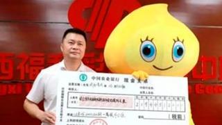 China: hombre gana la lotería y acude a recibir el premio usando un peculiar disfraz; ¿por qué lo hizo?