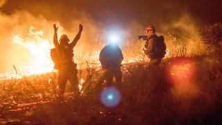 Bomberos luchan contra masivo incendio forestal enBel-Air