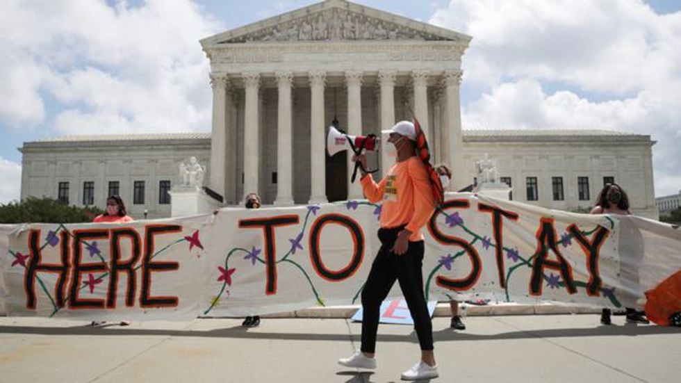 "Estamos aquí para quedarnos", celebraron algunos jóvenes tras la decisión de la Corte Suprema respecto al programa DACA. (Reuters).