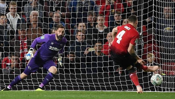 El defensor central del Manchester United tuvo la responsabilidad de ejecutar el penal decisivo ante Derby County. Falló en su remate y eliminó a los suyos de la Copa de la Liga. (Foto: AP)
