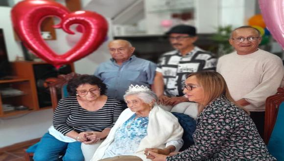 Adulta mayor recibió la noticia junto a sus seres queridos. Foto: Andina