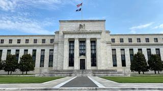 Los precios del cobre caen, comentarios más agresivos de la Fed impulsan al dólar