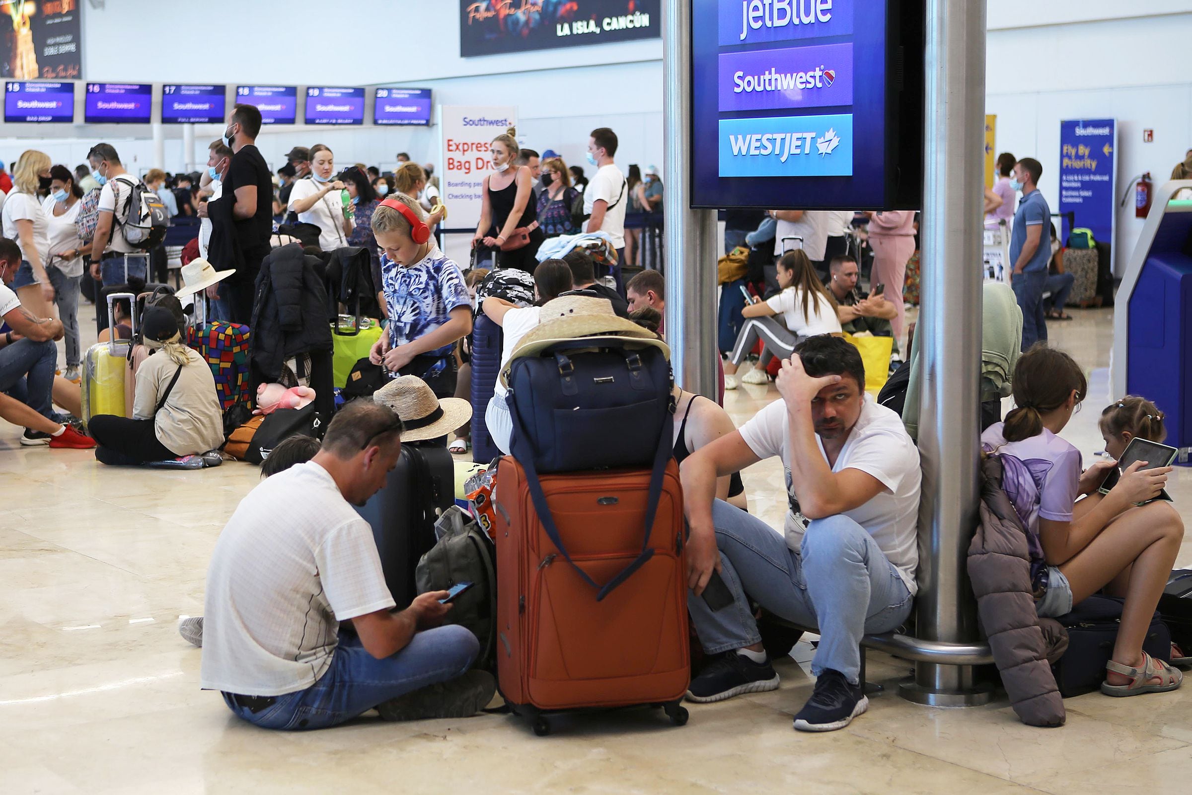 Tourists of Russian origin waiting to board a plane back to their country of origin today, at the international airport in the resort of Cancun, state of Quintana Roo (Mexico).  (EFE/Lourdes Cruz).