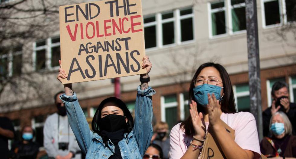 Esta foto del 13 de marzo muestra a jóvenes durante una protesta contra los delitos de odio contra los asiáticos en Estados Unidos, en el distrito Chinatown-Internacional de Seattle, Washington. (Foto: Reuters / Lindsey Wasson)
