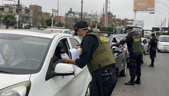 Los ministerios del Interior y de Defensa compartieron el procedimiento para conseguir el pase que permitirá a las personas desplazarse durante los domingos de inmovilización social obligatoria. (Foto: El Comercio)