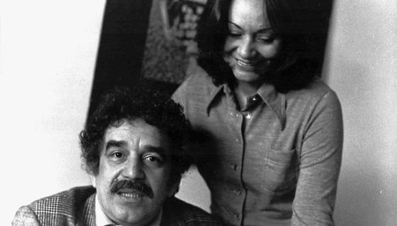 En esta foto de 1975 publicada por la Fundación Nuevo Periodismo Iberoamericano (FNPI), el autor colombiano Gabriel García Márquez se sienta con su esposa Mercedes Barcha en un lugar desconocido. (AP/FNPI)