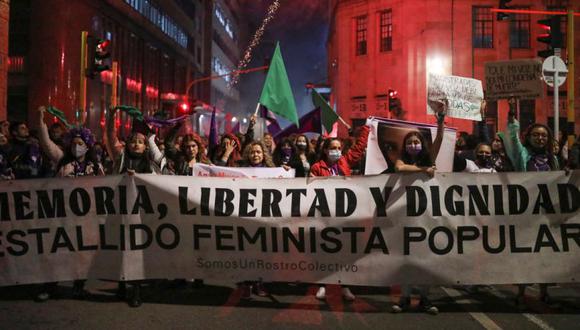 Manifestantes sostienen una pancarta que dice "Memoria, libertad y dignidad" durante una protesta por el Día Internacional para la Eliminación de la Violencia contra la Mujer, en Bogotá, Colombia. (Foto: REUTERS / Luisa Gonzalez).