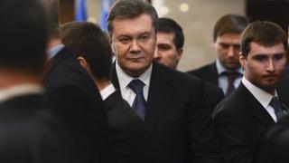 Suiza investiga a Yanukovich y a su hijo por lavado de dinero