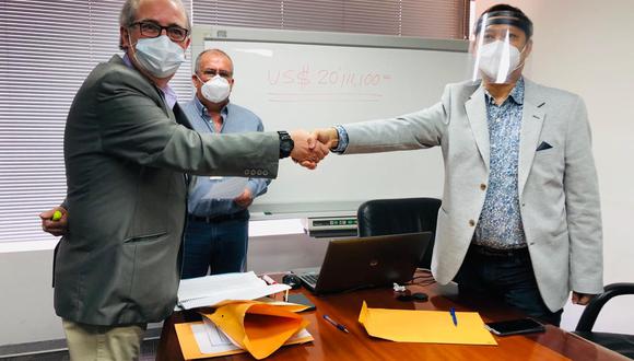 Luis Sierralta, representante del liquidador concursal de Doe Run, y Chio Meng Leung, representante de Andes Natural Resources, sellan la venta de Cobriza con un apretón de manos (Foto: Doe Run)