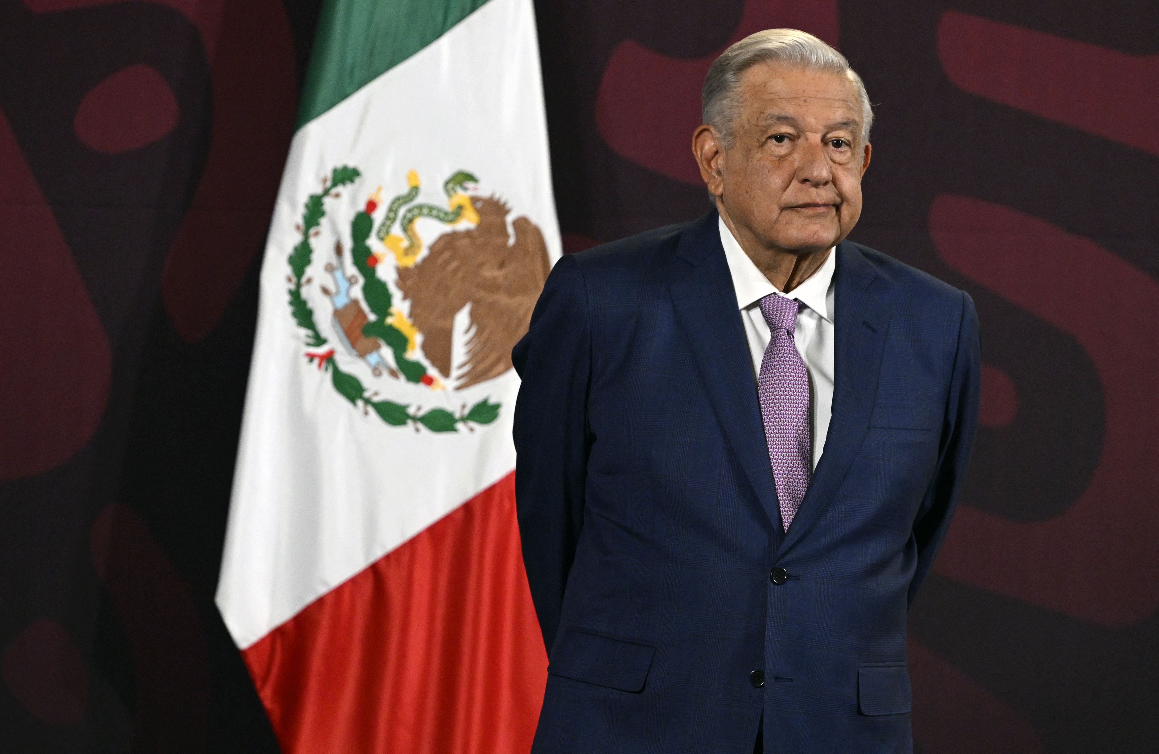 El presidente mexicano, Andrés Manuel López Obrador, hace gestos durante una conferencia de prensa en la Ciudad de México el 11 de abril de 2024. (Foto de ALFREDO ESTRELLA/AFP).