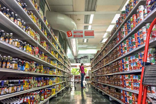 Una mujer escoge productos en un pasillo de un supermercado en la ciudad de Caracas (Venezuela).  (EFE/ Miguel Gutiérrez).
