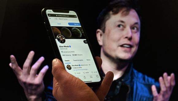 En esta ilustración de foto de archivo tomada el 14 de abril de 2022, la pantalla de un teléfono muestra la cuenta de Twitter de Elon Musk con una foto de él en el fondo, en Washington, DC.  (Foto de Olivier DOULIERY / AFP)