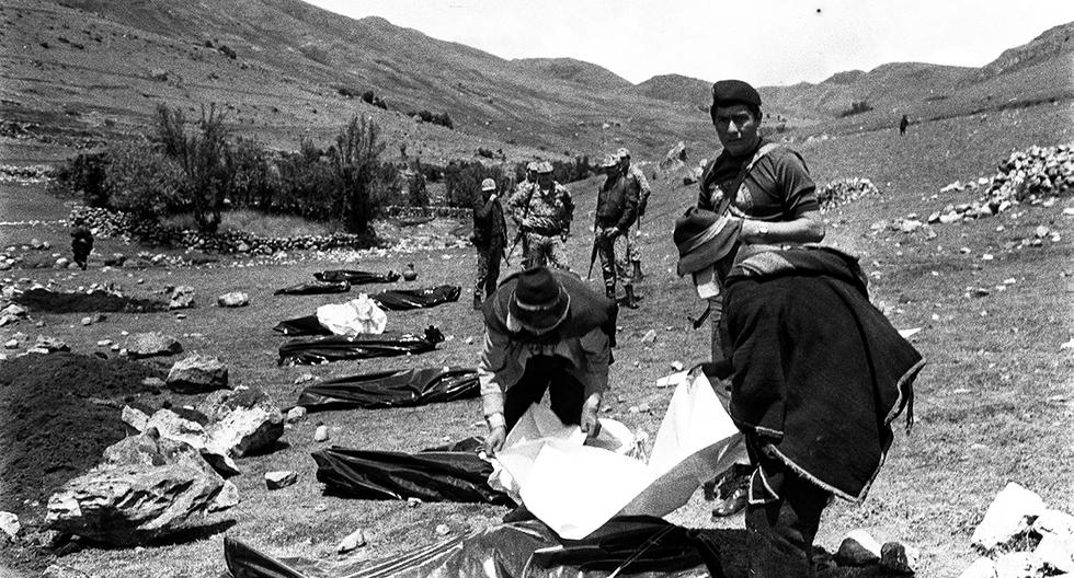 Ayacucho, 30 de enero de 1983. Ese día domingo, las autoridades y los periodistas fueron testigos de una penosa exhumación. En un paraje de Uchuraccay, en Huanta, habían sido masacrados y enterrados ocho hombres de la prensa peruana. (Foto: GEC Archivo Histórico)